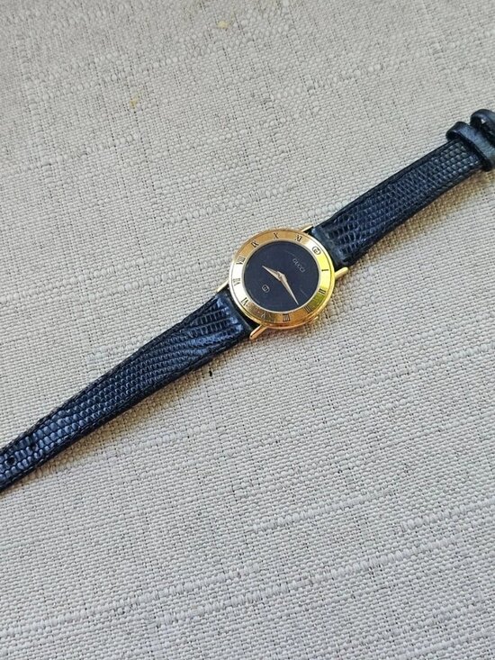 Vintage Gucci Women Wristwatch Gold Tone Case Swiss Made Analog Watch Auth main image 12